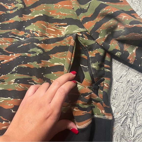 Men Champion camouflage pullover hooded sweatshirt size small
Like new condition - Picture 3 of 6